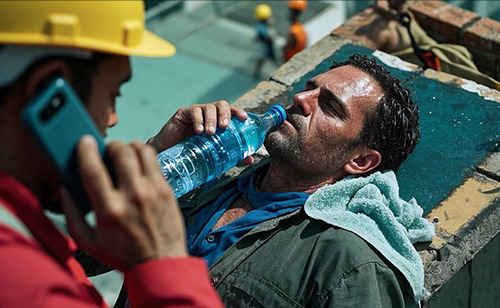 Onda de calor desencadeia crise de saúde para trabalhadores, incidentes de insolação aumentam...